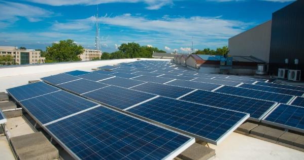 Solar panels on the roof of an FB体育 building.